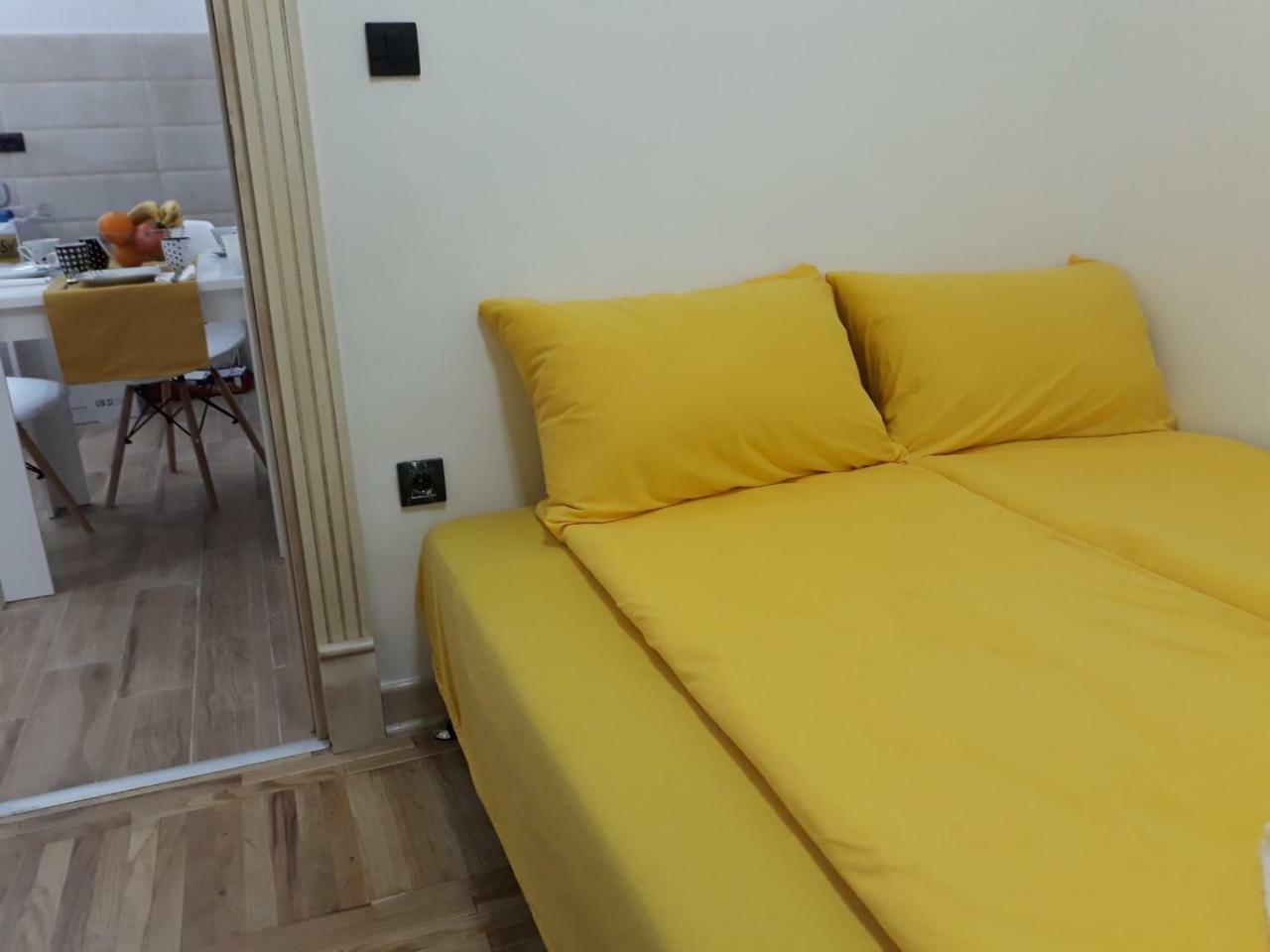 Sweet Yellow Apartment Belgrád Kültér fotó